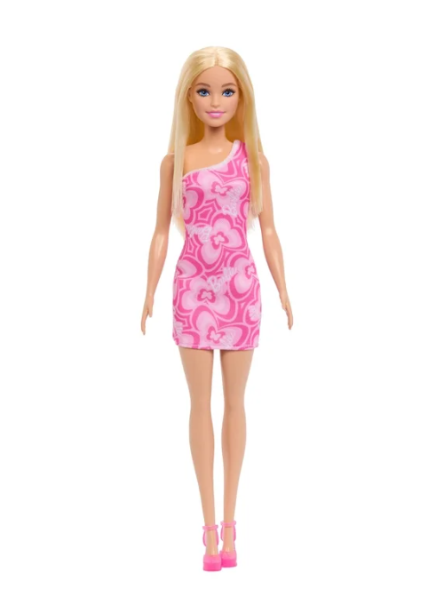 Barbie con atuendo inspirado en Barbiecore, tacones rosas y vestido rosa estampado, rubia